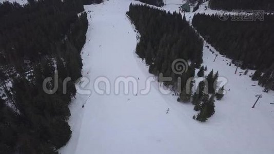 滑雪胜地亚斯纳斯洛伐克高山低塔特拉斯空中无人机顶景4K视频