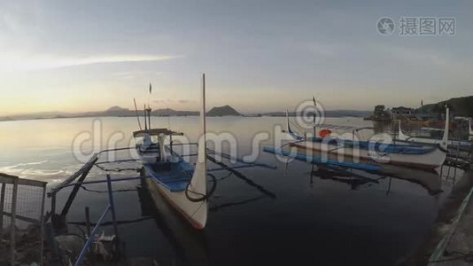 停泊在湖岸的旅游船，为岛屿间旅客提供服务视频