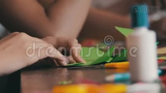 儿童用纸在餐桌上手工制作工艺品视频