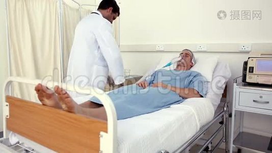 医生用氧气面罩检查卧床病人视频