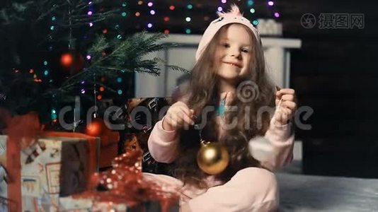 小女孩和圣诞树下的圣诞礼物视频
