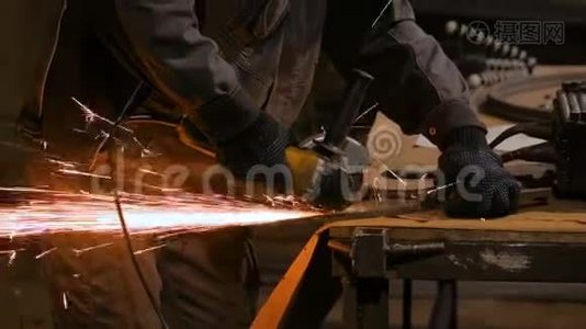 铁匠用手锯锯金属视频