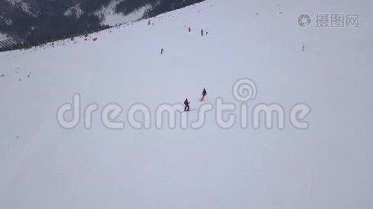 斯诺山斯洛伐克滑雪冬季亚斯纳欧罗帕空中无人驾驶飞机俯视图视频