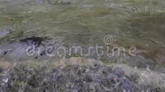 水在山河中的慢动作视频..视频