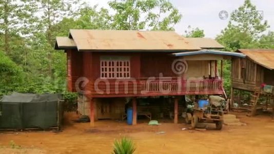 老挝普克塞博拉文高原咖啡周围的老挝村庄生活视频