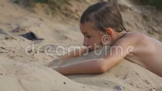 这孩子正在沙滩上慢动作地玩沙视频