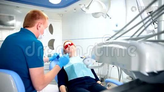 牙医治疗牙齿视频