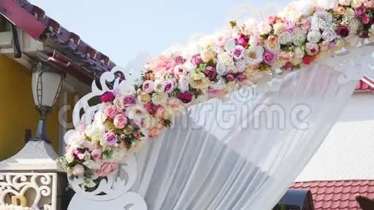 婚庆花拱装饰.. 装饰鲜花的婚礼拱门视频