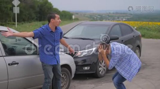 两个人在道路上的汽车保险事故后争吵。 生活方式慢动作视频。 两个司机视频