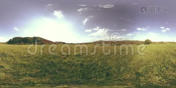 360夏季或秋季一个美丽的山地草地时间的VR。 云，绿草和阳光..视频
