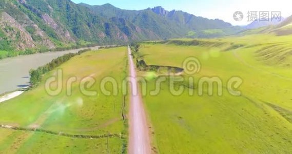 阳光明媚的夏季早晨，空中乡村山路和草地。 沥青公路和河流..视频