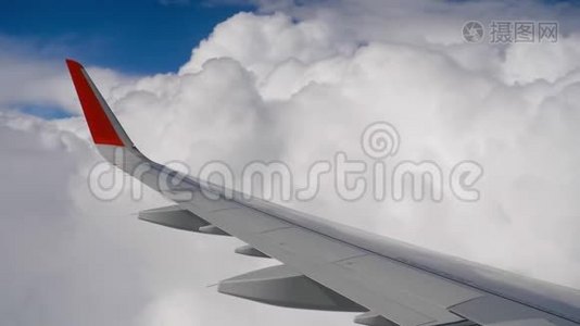 飞机在空中的翅膀和云在移动视频
