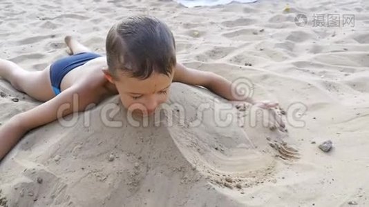 小孩在沙滩上慢动作玩沙视频