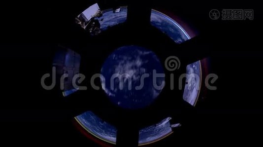 地球穿过国际空间站的舷窗。 这段视频的元素由美国宇航局提供。视频
