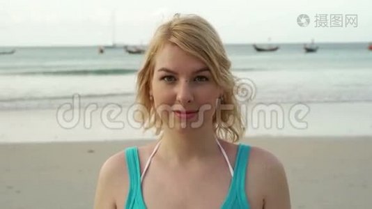海滩上的金发女郎视频