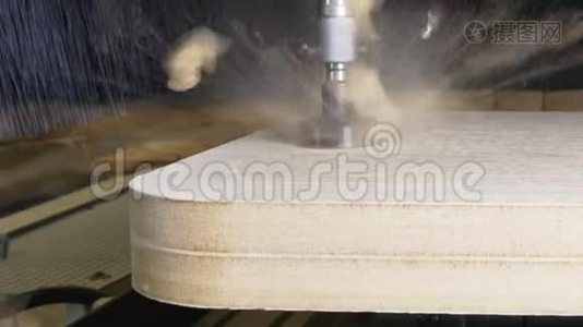 铣床木材数控用于工业家具生产。视频