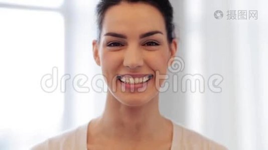 快乐微笑的年轻女人带着牙套视频