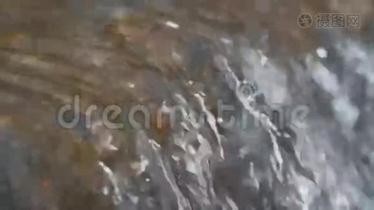 瀑布用晶莹剔透的水特写.视频