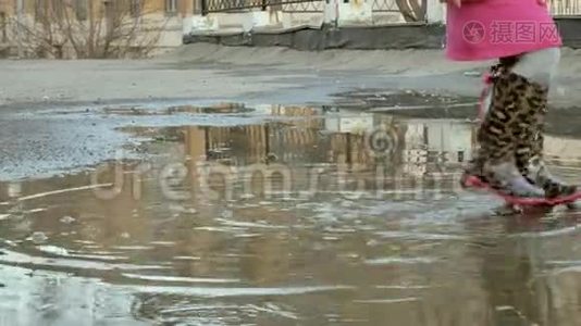 雨后小女孩在水坑上跳视频