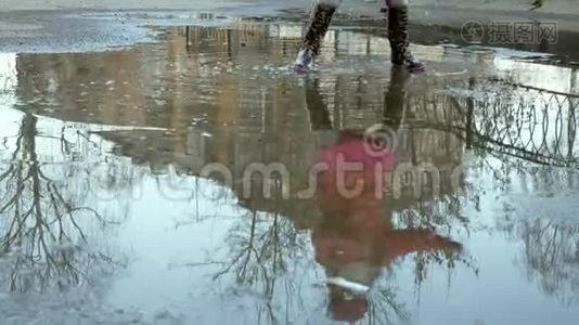 雨后小女孩在水坑上跳视频