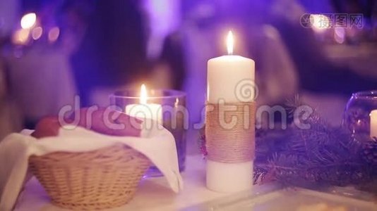 餐桌上的婚礼蜡烛是乡村的视频