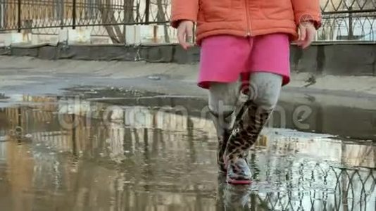 雨后小女孩在水坑上跳视频