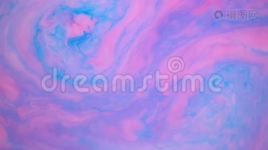 水上沾着蓝粉色的墨水。抽象彩色背景镜头。流体设计，非常适合运动图形视频