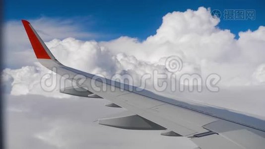 飞机在空中的翅膀和云在移动视频