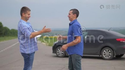 两个人达成协议。 男卖家司机制作汽车保险慢动作视频。 男售卖二手车。 汽车视频
