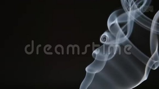 黑色背景下优雅的烟雾线视频