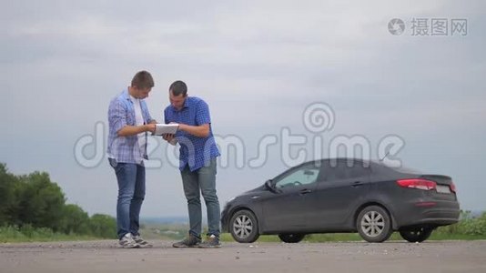 两个人达成协议。 男卖家司机做汽车汽车保险慢动作视频销售二手车。 购买租金视频