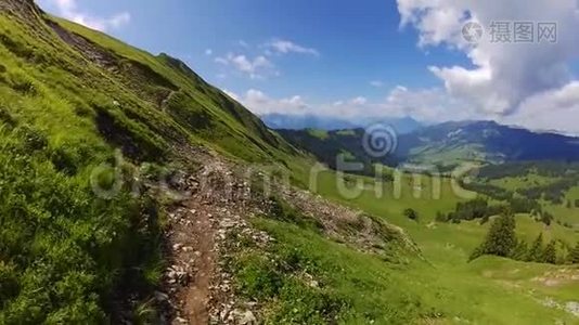 在瑞士山区徒步旅行视频