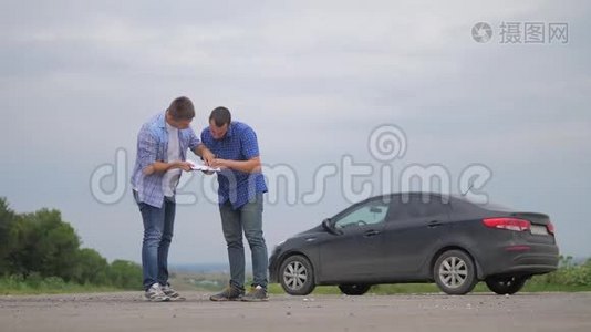 两个生活方式的男人达成协议。 男卖家司机造车车险慢动作视频销售二手车视频