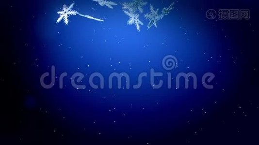 美丽的3d雪花在蓝色背景下，在夜间缓慢地漂浮在空气中。视频