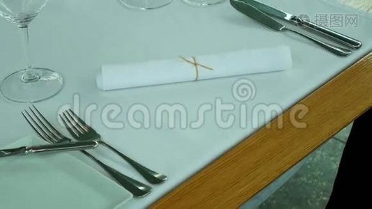 黑山科托尔海边餐厅的一张桌子。视频