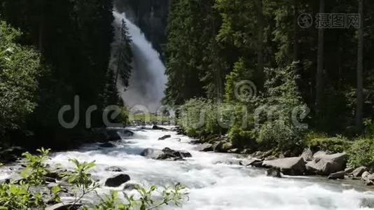 奥地利萨尔茨堡州平茨高的克里姆瀑布。 带有森林的欧洲阿尔卑斯山景观..视频