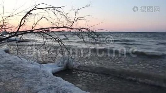 日落时分，俄罗斯奥布水库，一条冰冻的河流中的冰视频