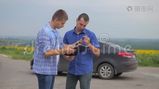 两个人达成协议。 男卖家司机制作汽车保险慢动作视频。 男售卖二手车。 汽车视频