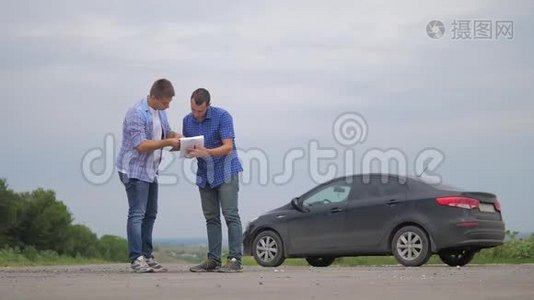 两个人达成协议。 男卖家司机做汽车汽车保险慢动作视频销售二手车。 购买租金视频