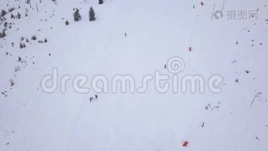 斯诺山斯洛伐克滑雪冬季亚斯纳欧罗帕空中无人驾驶飞机俯视图视频