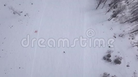 斯诺山斯洛伐克滑雪冬季亚斯纳欧罗帕空中无人驾驶飞机俯视图视频