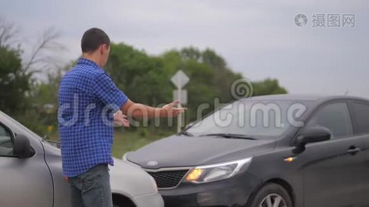 两个人在道路上的汽车保险事故后争吵。 慢动作视频。 两个司机争论视频