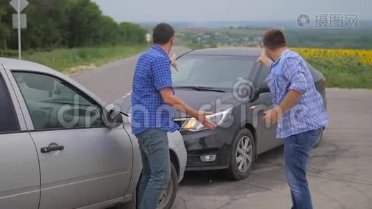 两个人在道路汽车保险事故后争吵。 慢动作视频。 两个司机在车后争吵视频