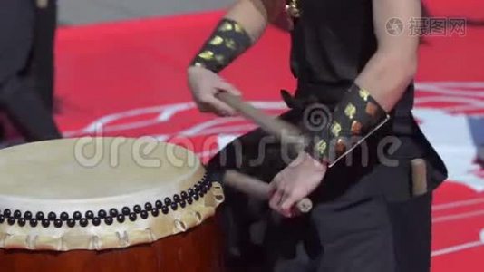 日本艺术家演奏传统的太子鼓视频