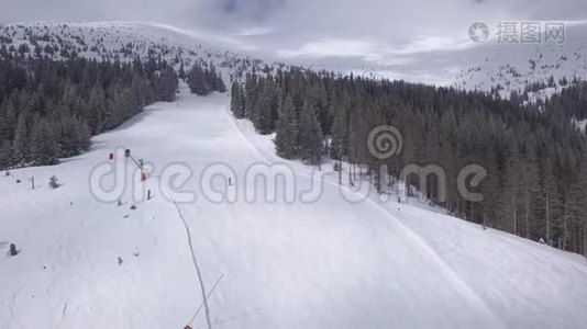 斯诺山斯洛伐克滑雪冬季亚斯纳欧罗帕空中无人驾驶飞机俯视图视频