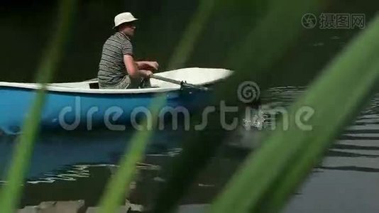 坐船钓鱼的年轻人视频