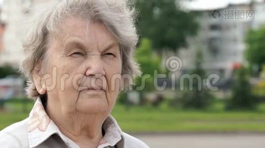 80岁高龄老人户外画像视频
