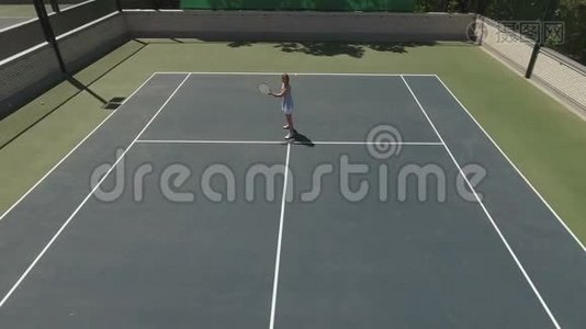 两个年轻人在网球场打网球视频
