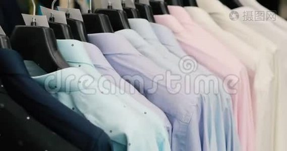 商店里挂在衣架上的新漂亮衣服的收藏视频