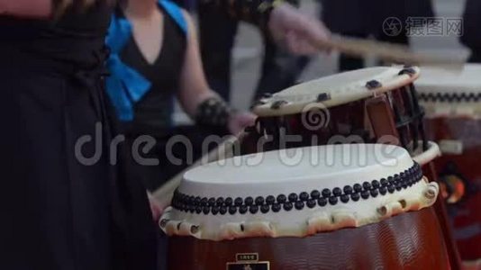 日本艺术家演奏传统的太子鼓视频